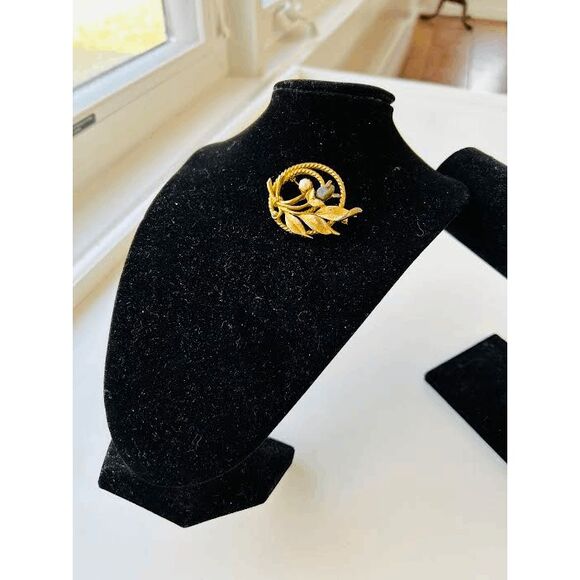 Vintage Signed Sarah Coventry Costume Gold Tone Pin W/faux Pearl And Jade Brooch - Picture 3 of 4